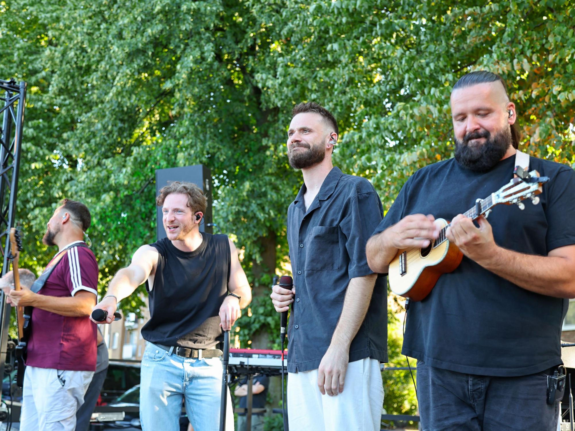 Roman Lob steht mit seiner Band Stadtrand auf der Bühne.