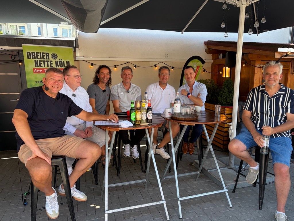 Martin Schlüter, Kölns OB Torsten Burmester, Musiker Stefan Brings, FC-Geschäftsführer Philipp Türoff, Oliver Seeck (Sportausschussvorsitzender), Christian von Rieff (Reissdorf) und Moderator Dan Dickopf im Haus Unkelbach