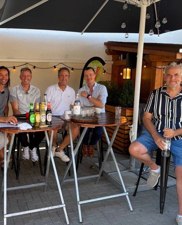 Martin Schlüter, Kölns OB Torsten Burmester, Musiker Stefan Brings, FC-Geschäftsführer Philipp Türoff, Oliver Seeck (Sportausschussvorsitzender), Christian von Rieff (Reissdorf) und Moderator Dan Dickopf im Haus Unkelbach