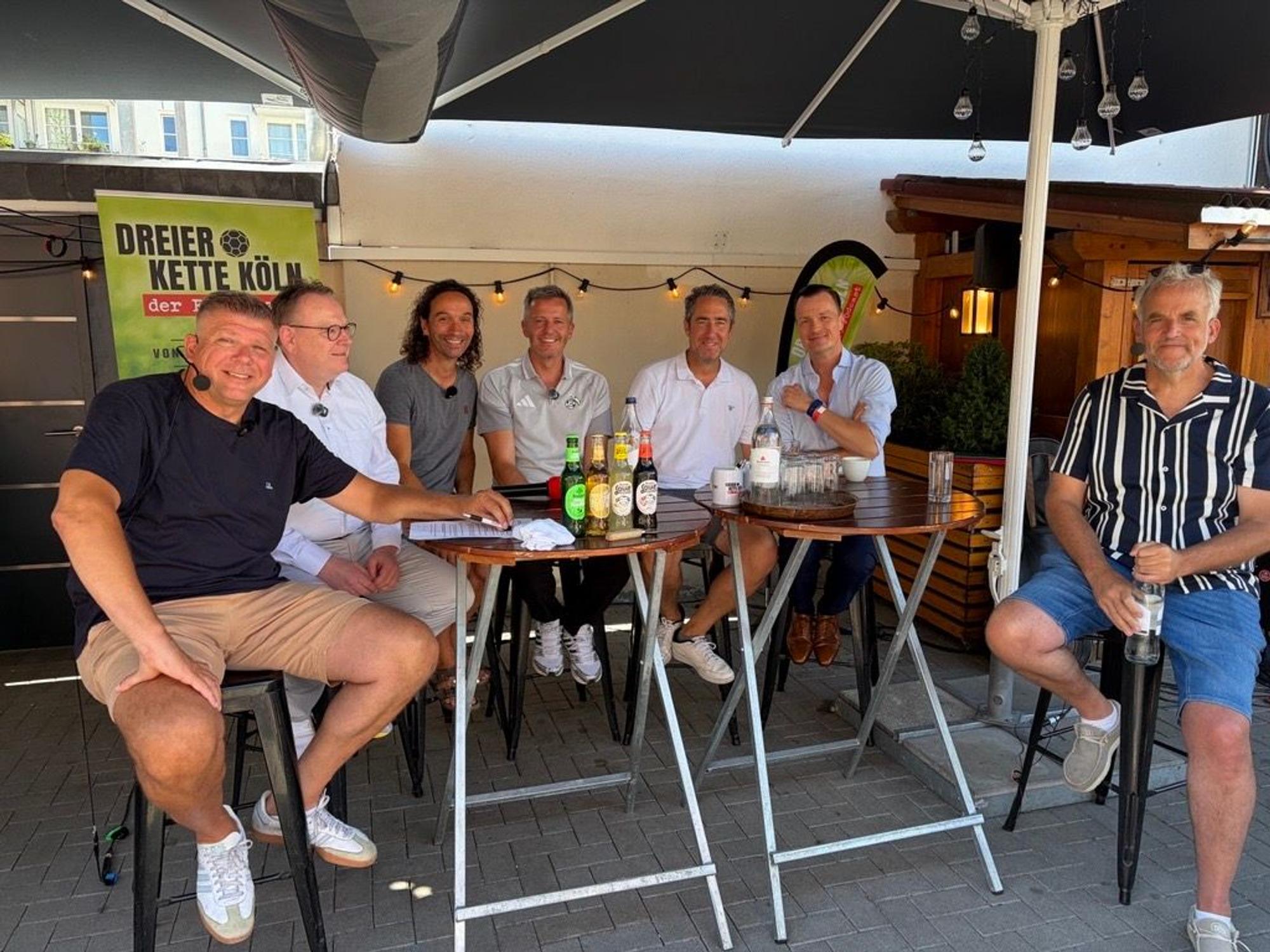 Martin Schlüter, Kölns OB Torsten Burmester, Musiker Stefan Brings, FC-Geschäftsführer Philipp Türoff, Oliver Seeck (Sportausschussvorsitzender), Christian von Rieff (Reissdorf) und Moderator Dan Dickopf im Haus Unkelbach
