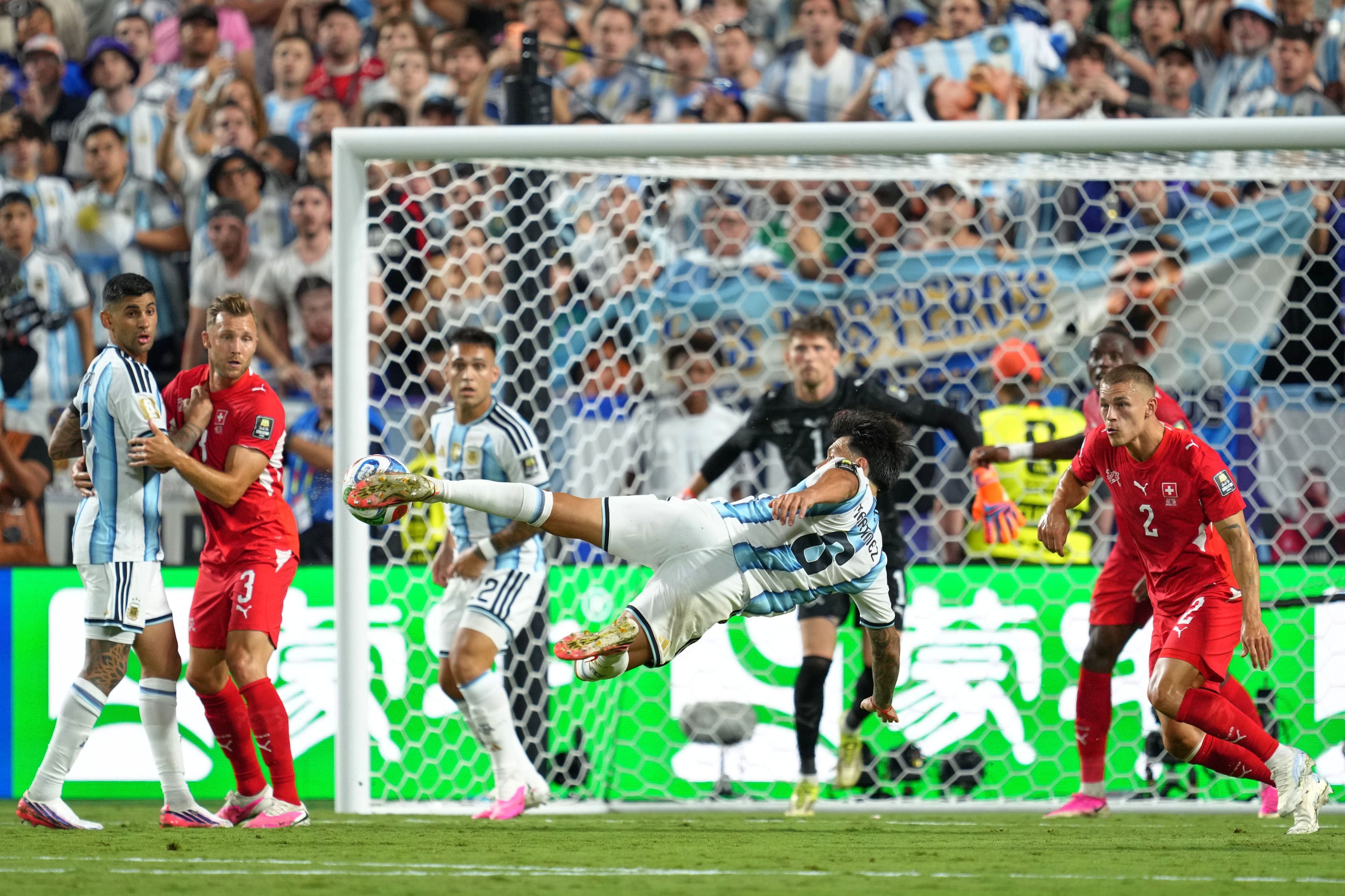 Spielszene im WM-Duell Argentinien - Schweiz.