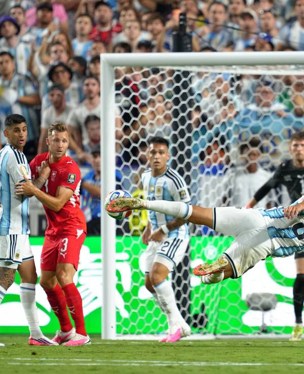 Spielszene im WM-Duell Argentinien - Schweiz.