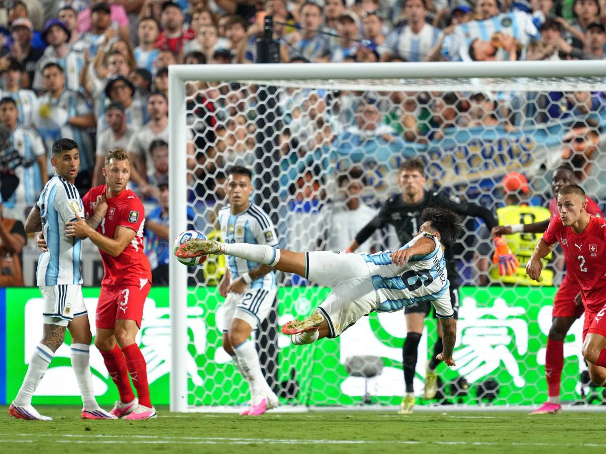 Spielszene im WM-Duell Argentinien - Schweiz.