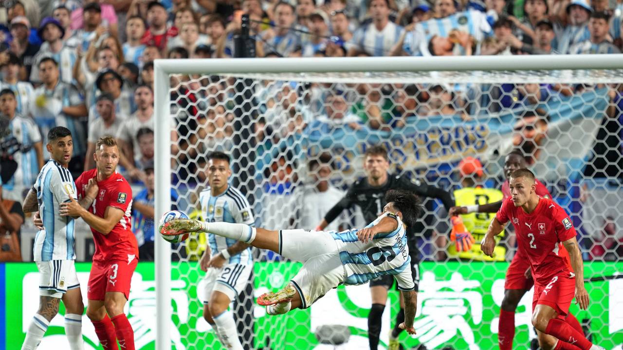 Spielszene im WM-Duell Argentinien - Schweiz.