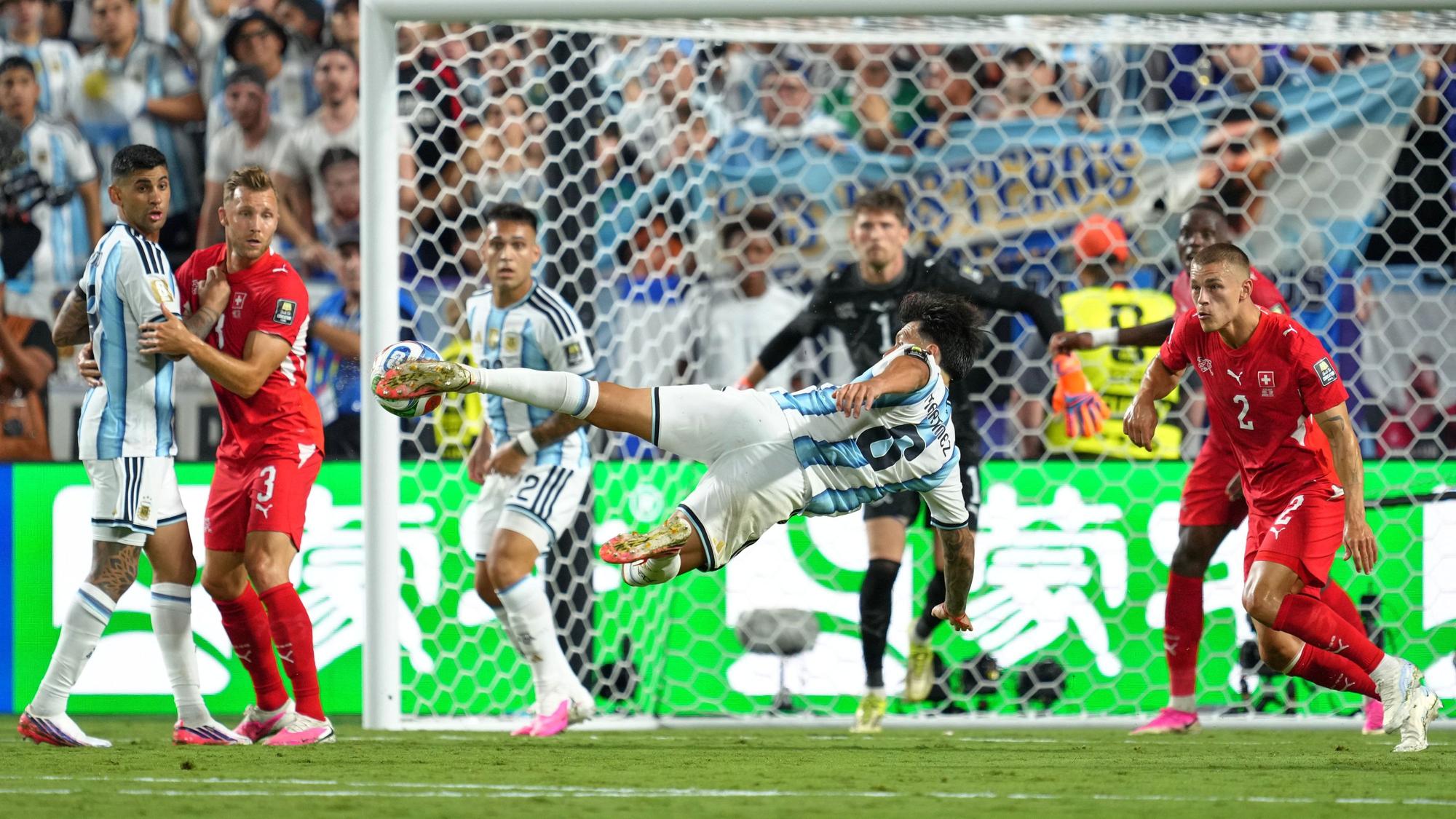 Spielszene im WM-Duell Argentinien - Schweiz.