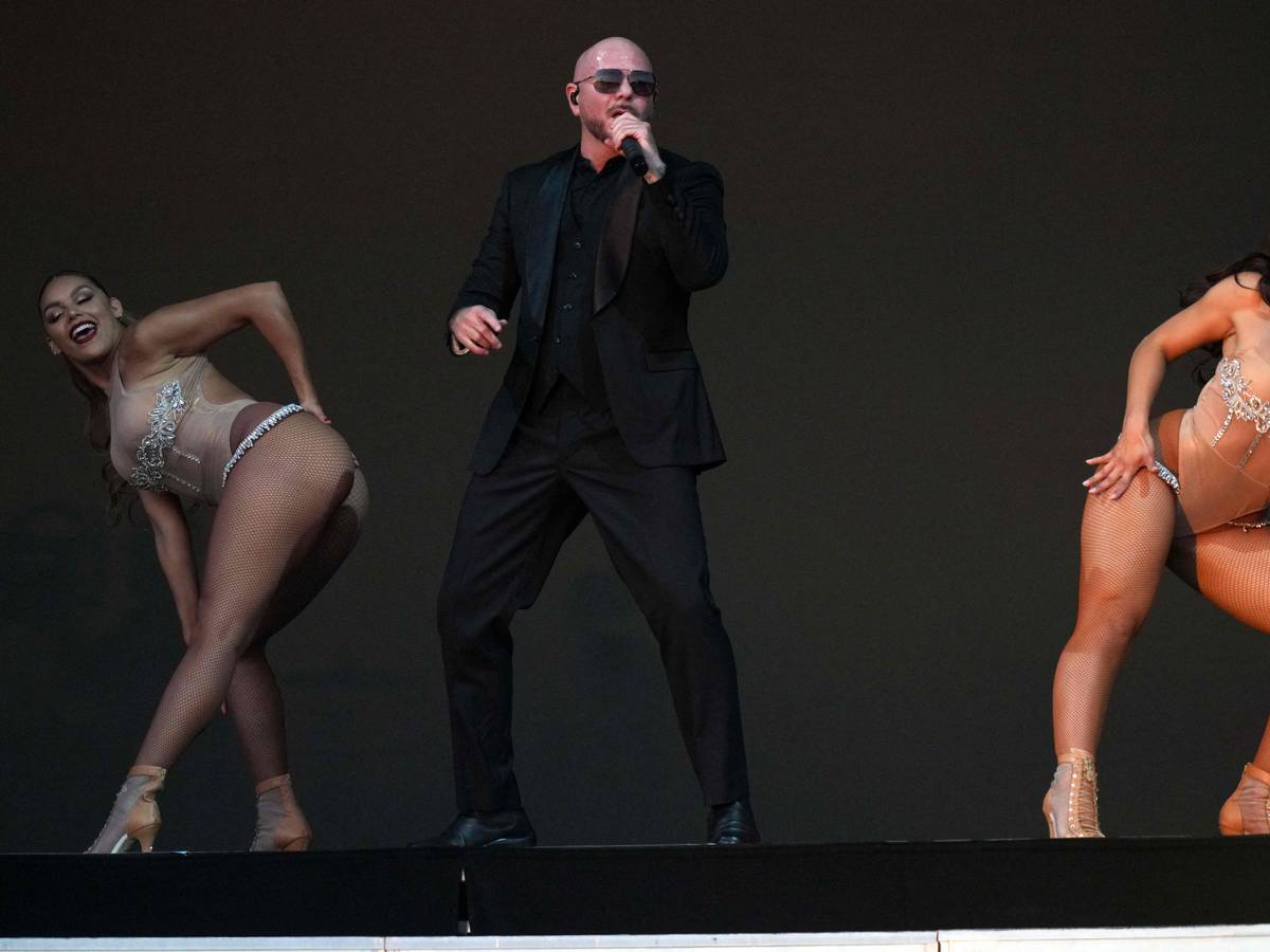 US-Rapper Pitbull und zwei Tänzerinnen am 10. Juli auf der Bühne im Londoner Hyde Park.