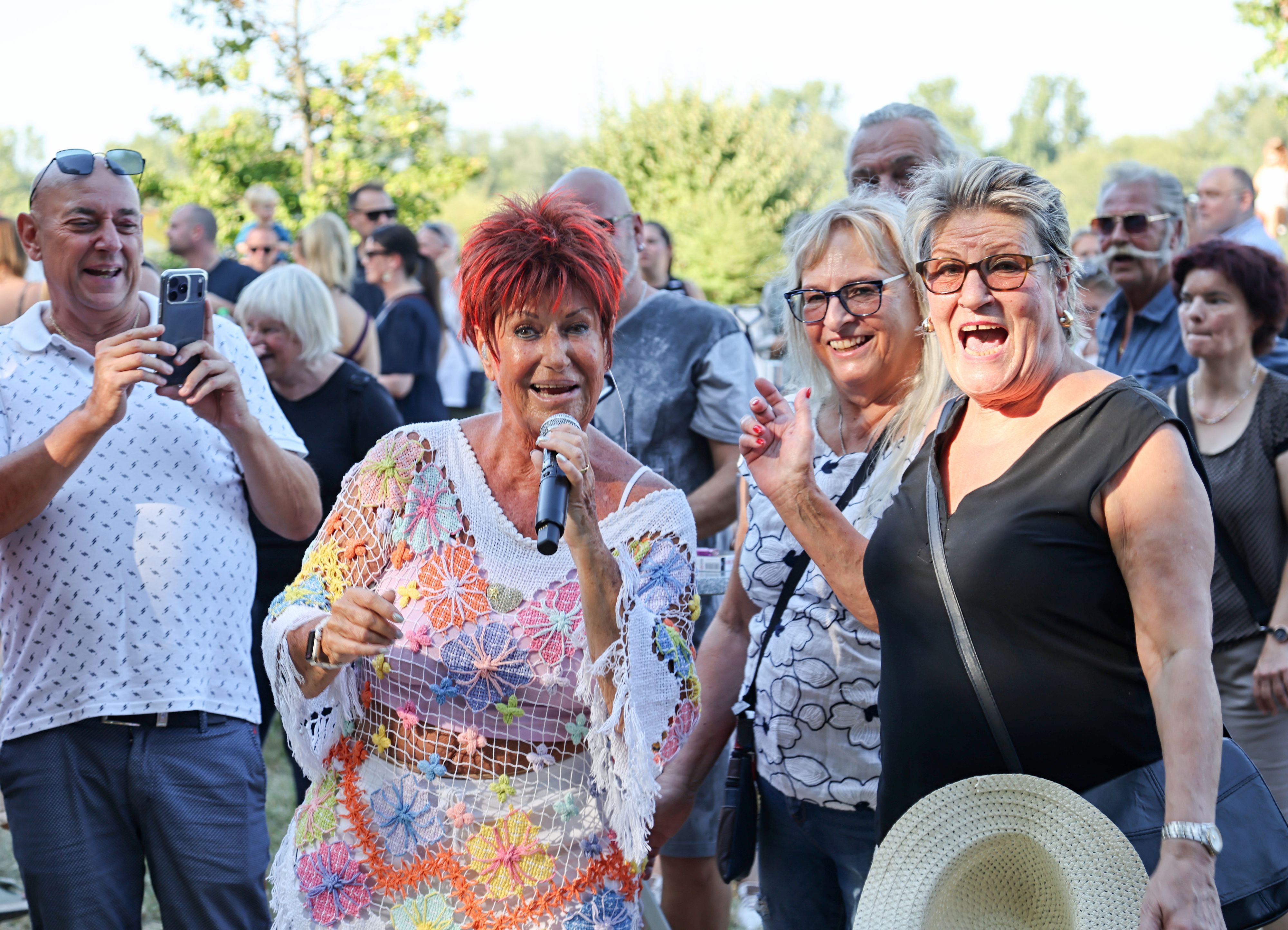 Marita Köllner singt im Publikum bei „Lichter für Niehl“.