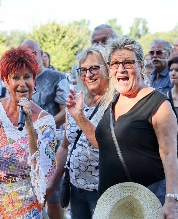 Marita Köllner singt im Publikum bei „Lichter für Niehl“.