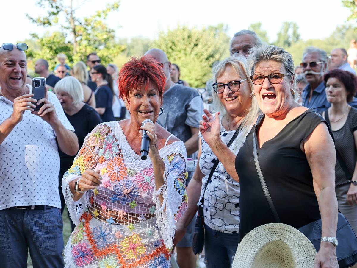 Marita Köllner singt im Publikum bei „Lichter für Niehl“.