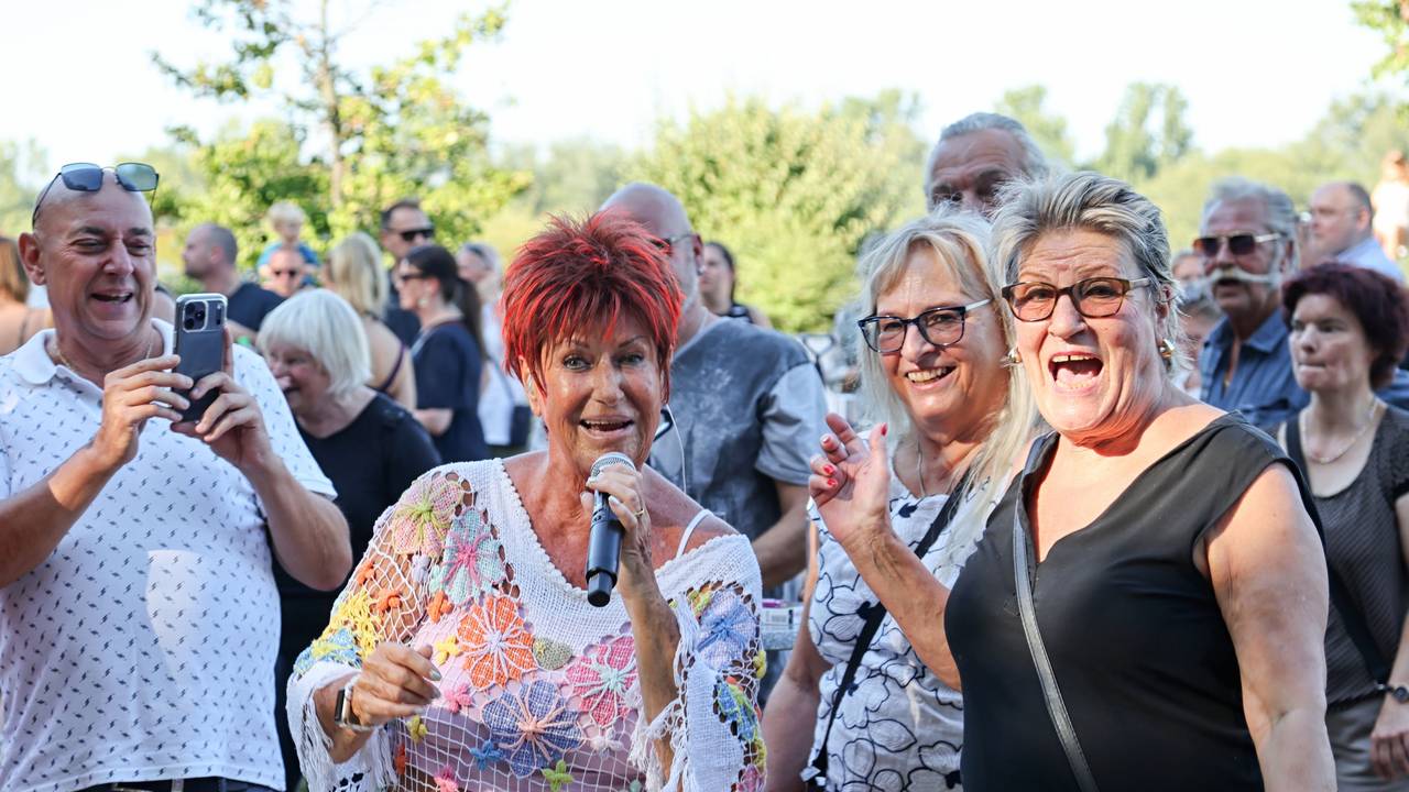 Marita Köllner singt im Publikum bei „Lichter für Niehl“.