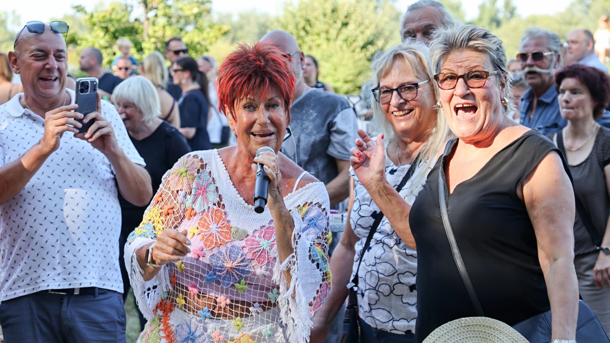 Marita Köllner singt im Publikum bei „Lichter für Niehl“.