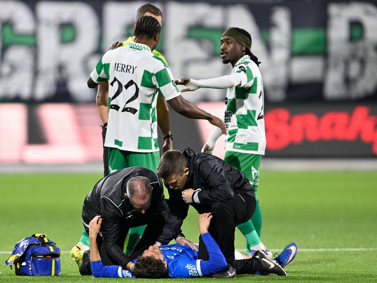 Fußballspieler Konstantinos Karetsas und Betreuer auf Spielfeld