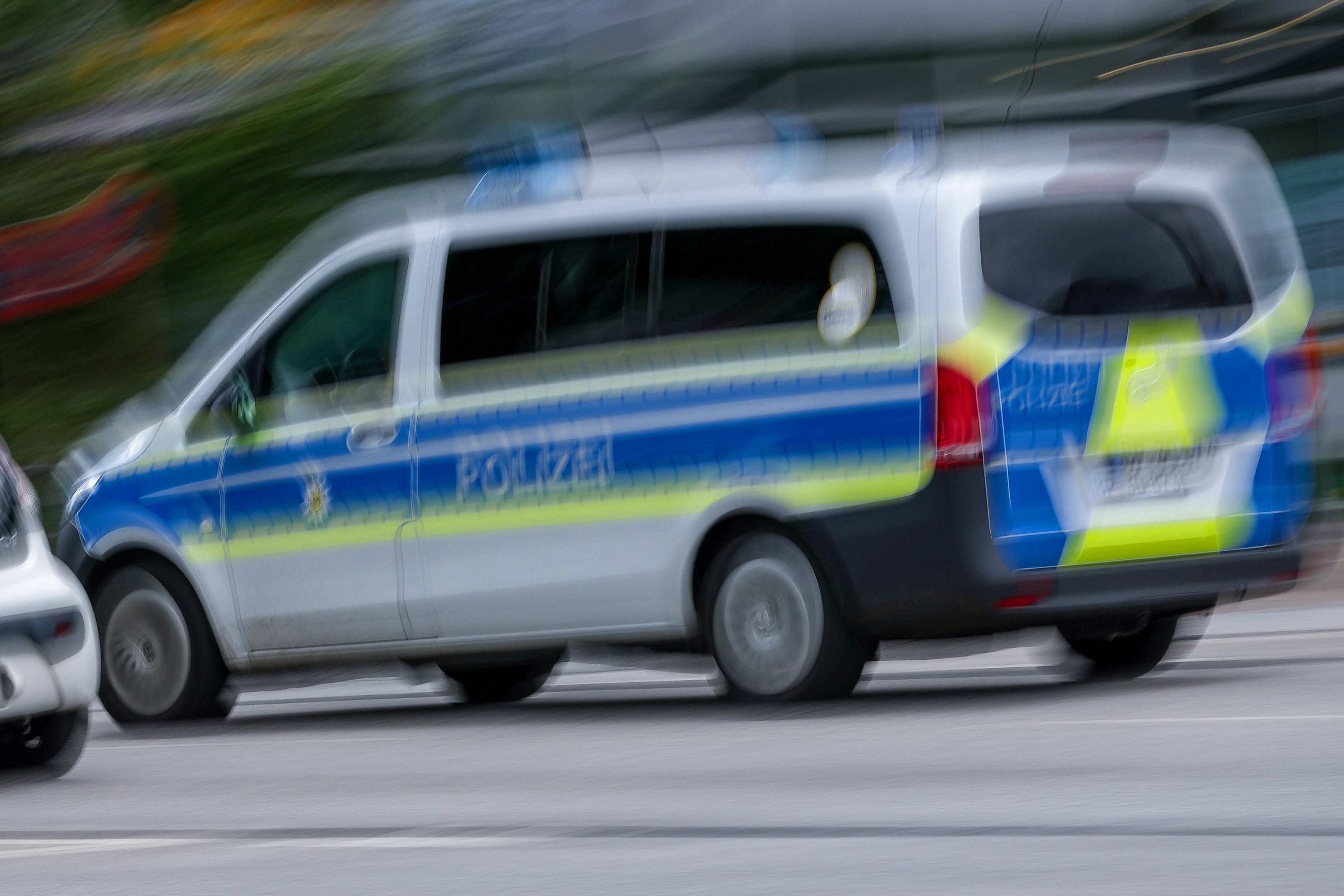 Mit einem gestohlenen Auto haben sich drei Jugendliche eine Verfolgungsjagd mit der Polizei geliefert (Symbolbild).