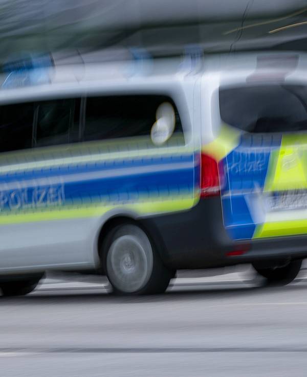 Mit einem gestohlenen Auto haben sich drei Jugendliche eine Verfolgungsjagd mit der Polizei geliefert (Symbolbild).
