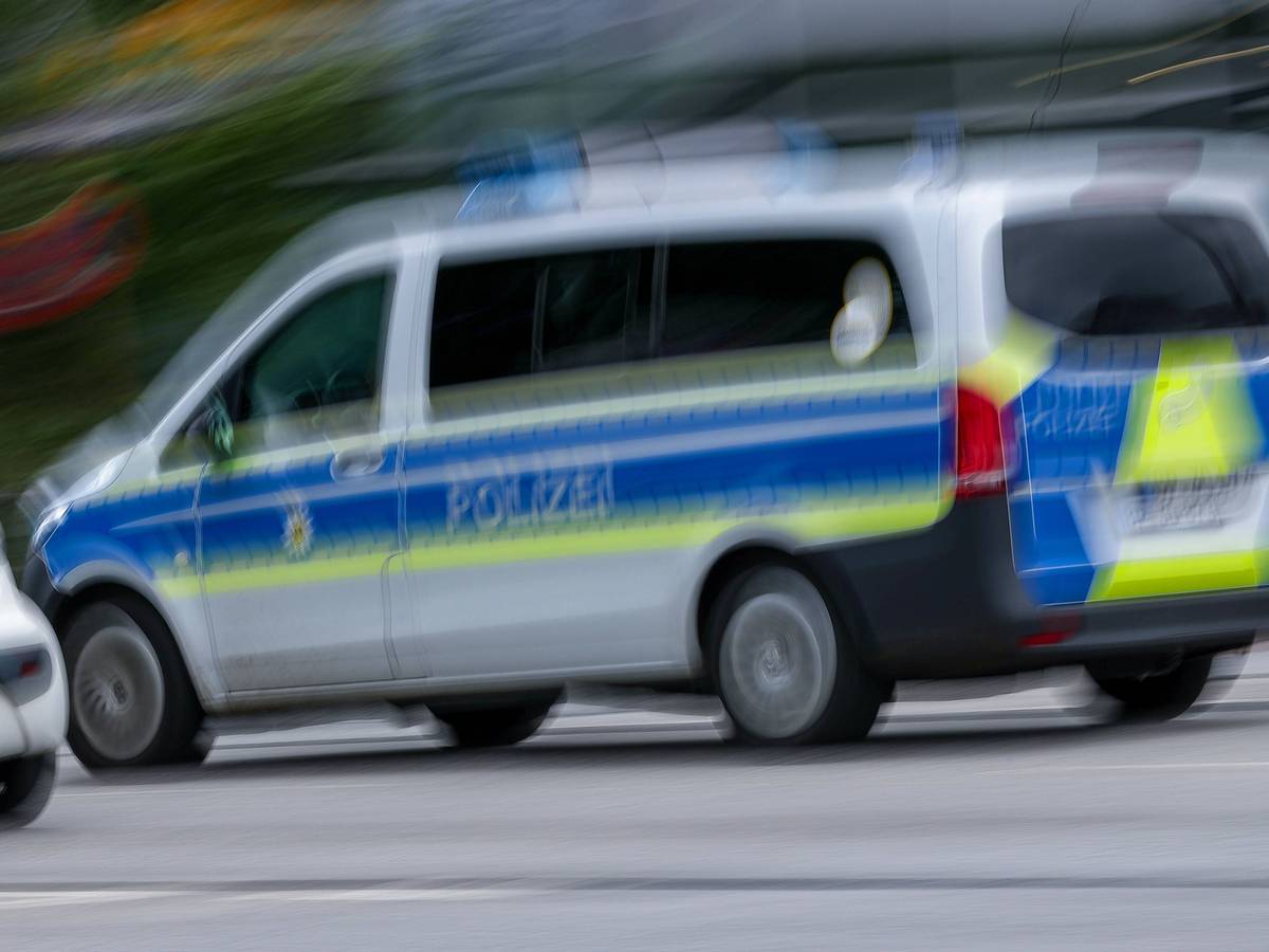 Mit einem gestohlenen Auto haben sich drei Jugendliche eine Verfolgungsjagd mit der Polizei geliefert (Symbolbild).