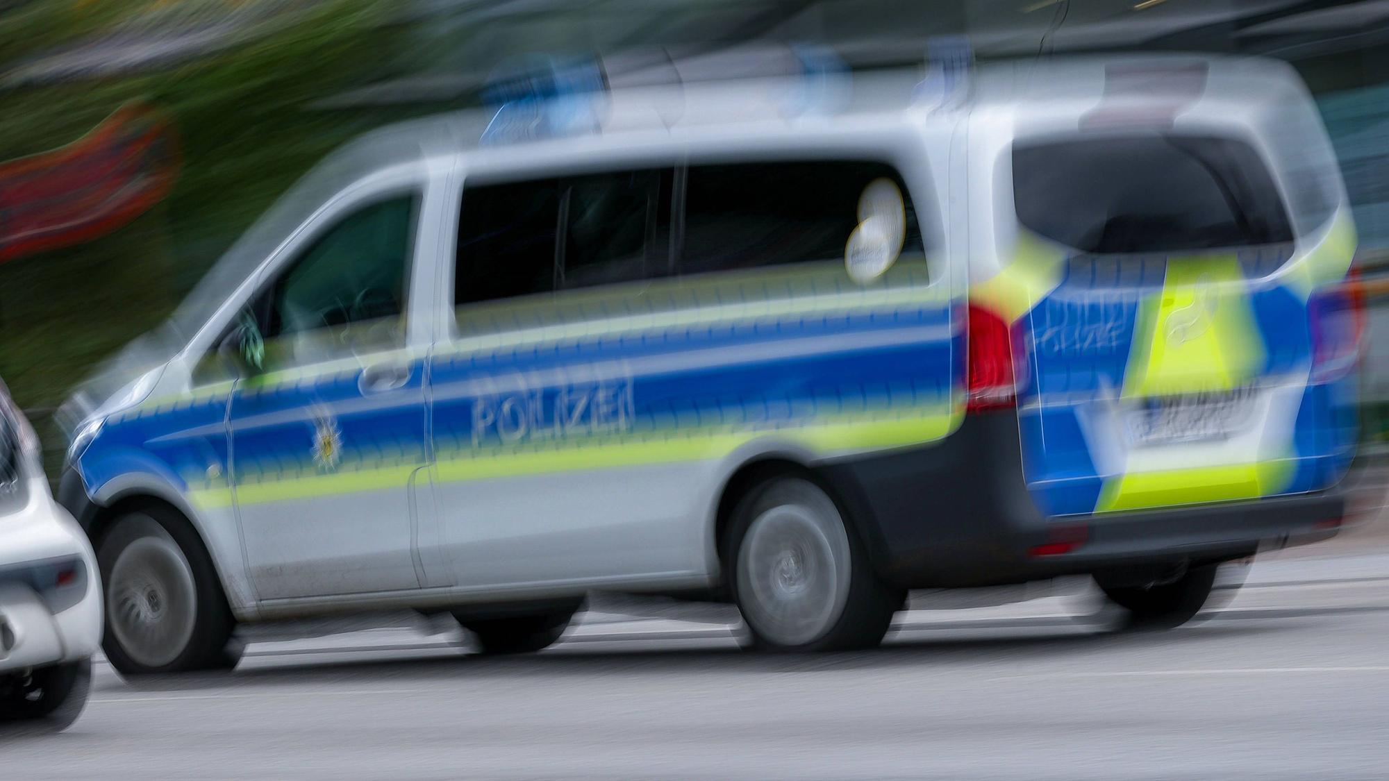 Mit einem gestohlenen Auto haben sich drei Jugendliche eine Verfolgungsjagd mit der Polizei geliefert (Symbolbild).