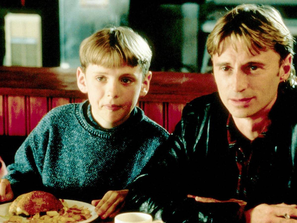 Um den Unterhalt für seinen Sohn Nathan (William Snape, links) auftreiben zu können, kommt Gaz (Robert Carlyle) auf die Idee, durch Strippen Geld zu verdienen. (Bild: 1997 20th Century Fox / John de Borman)