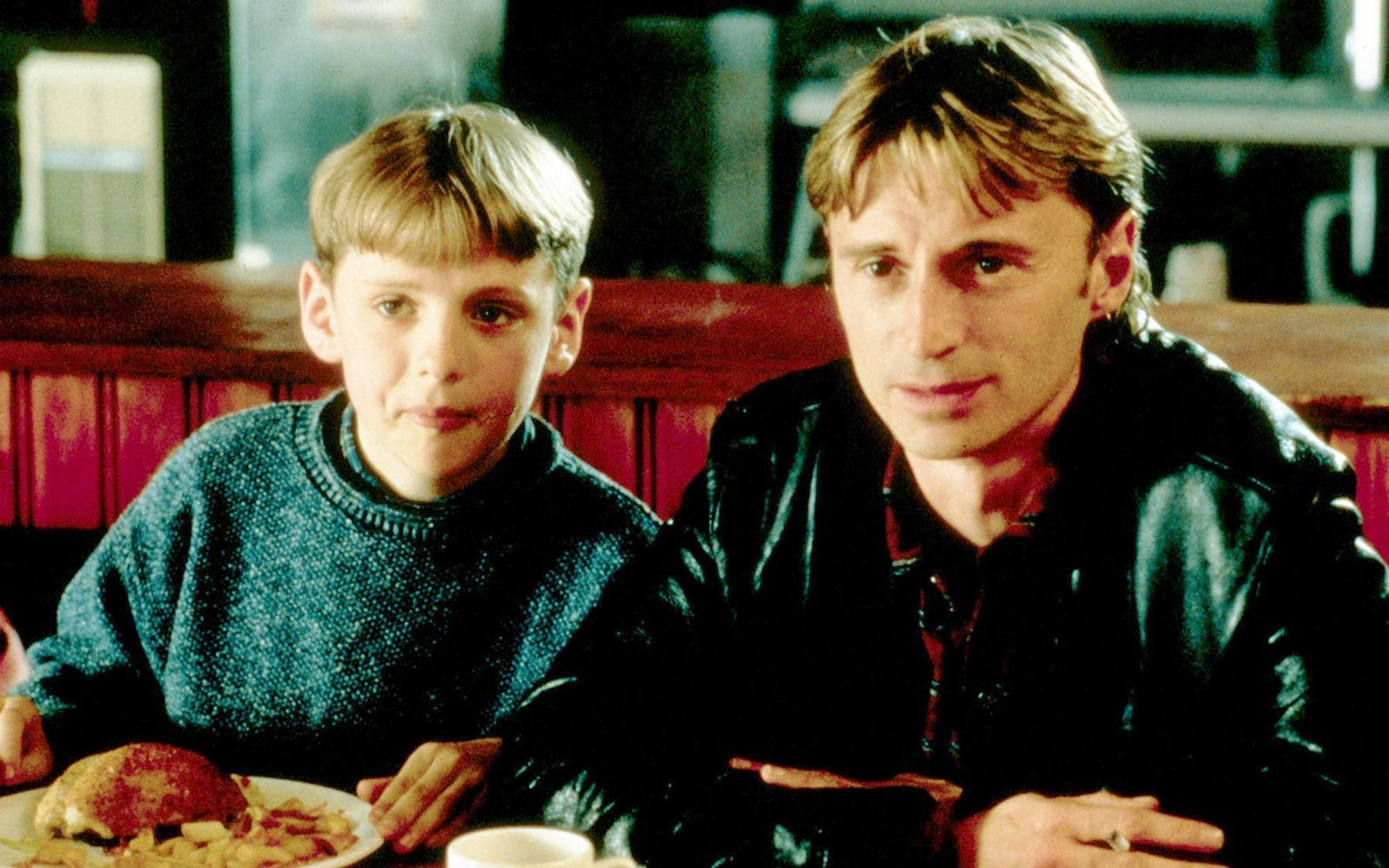 Um den Unterhalt für seinen Sohn Nathan (William Snape, links) auftreiben zu können, kommt Gaz (Robert Carlyle) auf die Idee, durch Strippen Geld zu verdienen. (Bild: 1997 20th Century Fox / John de Borman)