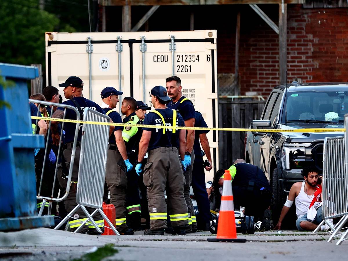 Rettungssanitäter rücken zu einem Vorfall bei der Veranstaltung „Salsa on St. Clair“ in Toronto aus. Bei Schüssen auf einem Salsa-Festival in der kanadischen Stadt Toronto sind Menschen getötet worden.