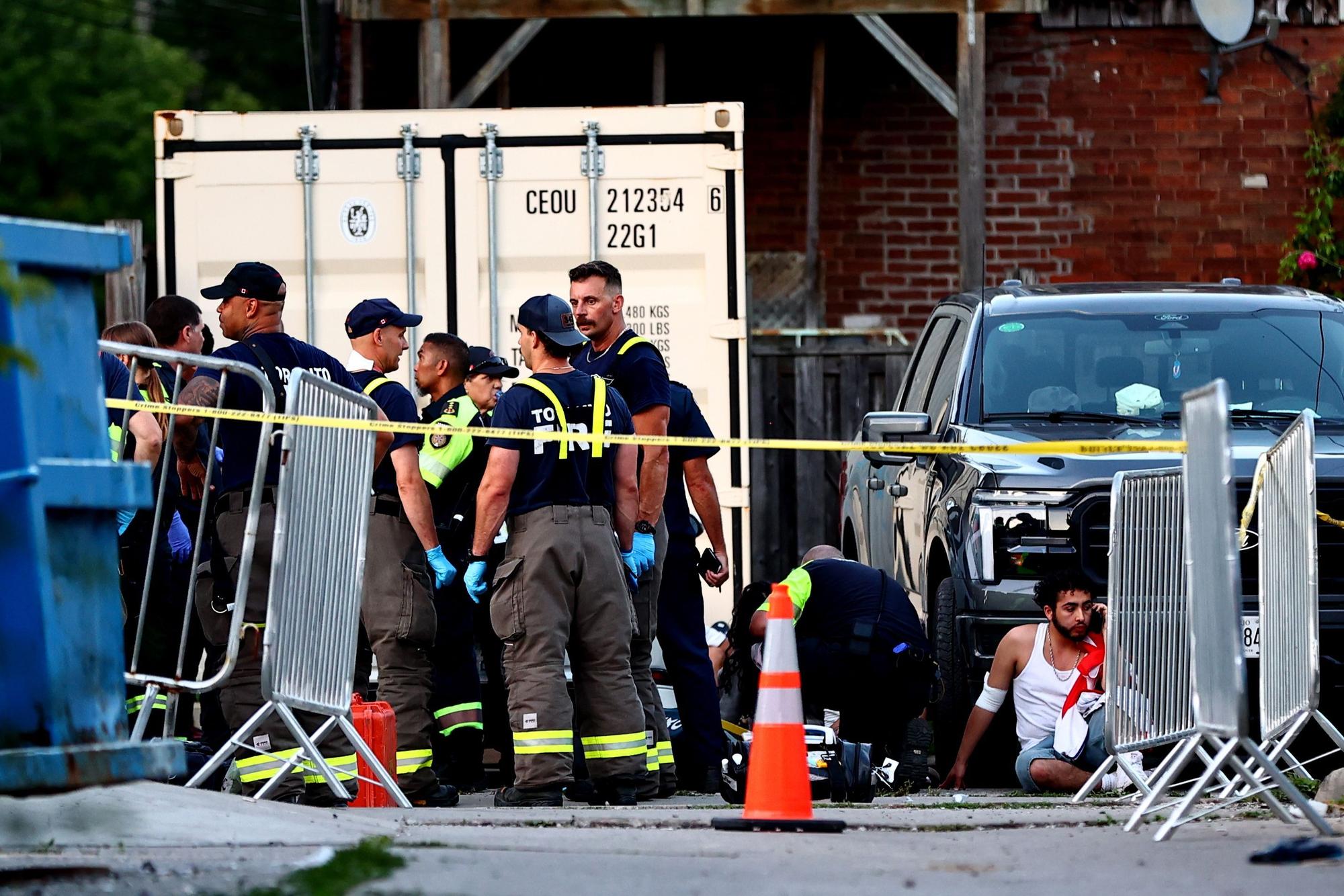 Rettungssanitäter rücken zu einem Vorfall bei der Veranstaltung „Salsa on St. Clair“ in Toronto aus. Bei Schüssen auf einem Salsa-Festival in der kanadischen Stadt Toronto sind Menschen getötet worden.