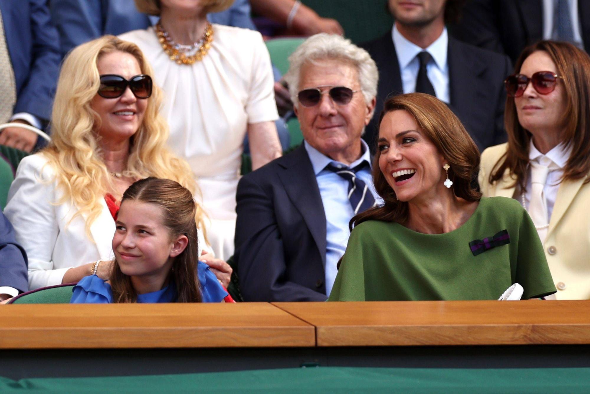 Prinzessin Charlotte und Prinzessin Kate genießen das Herren-Finale in Wimbledon. Im Hintergrund: Schauspieler Dustin Hoffman