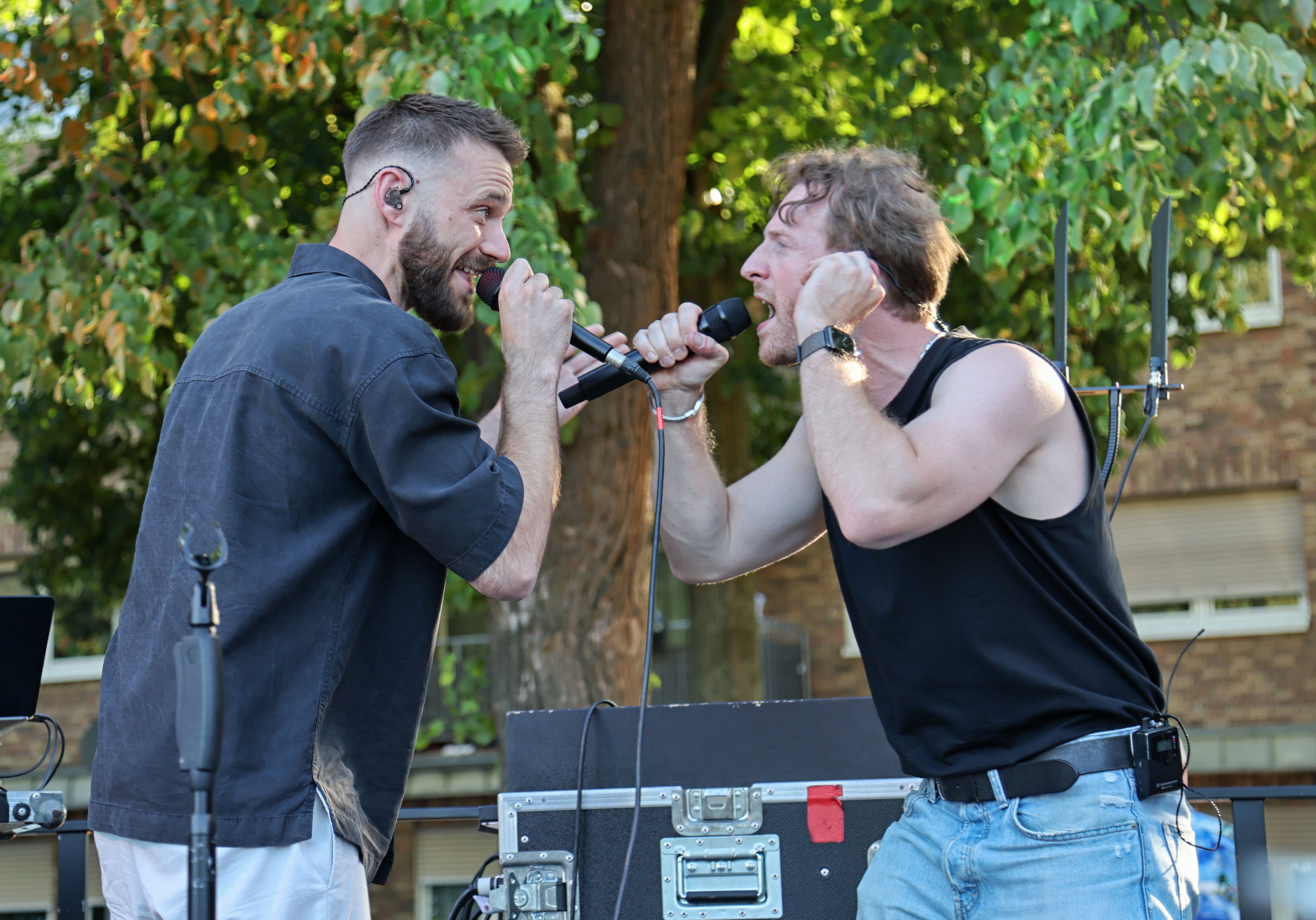 Roman Lob zusammen mit Jens Gilles auf der Bühne.