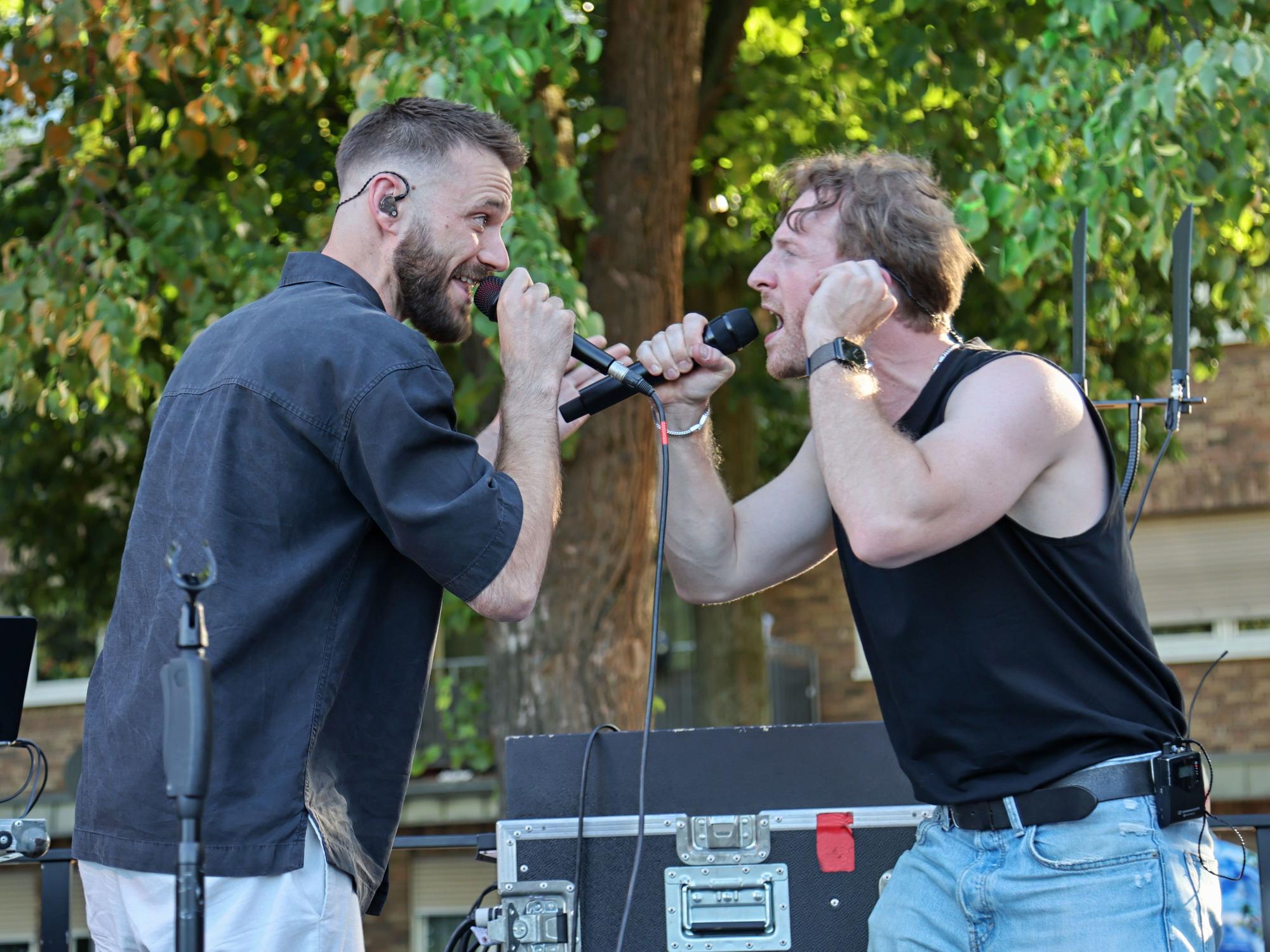 Roman Lob zusammen mit Jens Gilles auf der Bühne.