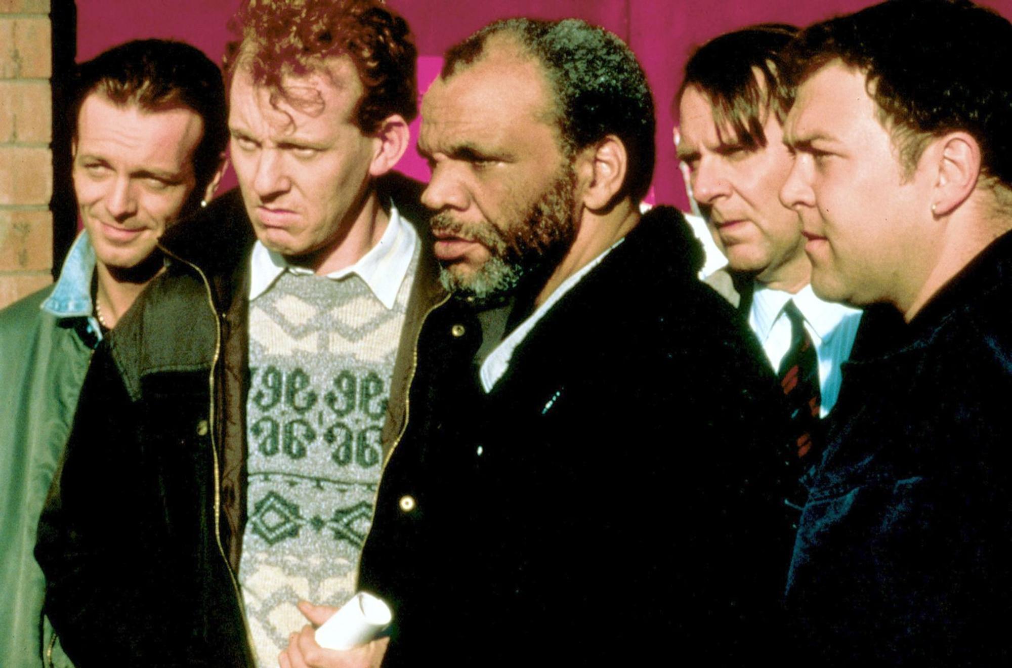 Die ehemaligen Kollegen (von links) Guy (Hugo Speer), Lomper (Steve Huison), Horse (Paul Barber), Gerald (Tom Wilkinson) und Dave (Mark Addy) haben die Idee, mit einer Stripshow Geld zu verdienen. (Bild: 1997 20th Century Fox / John de Borman)
