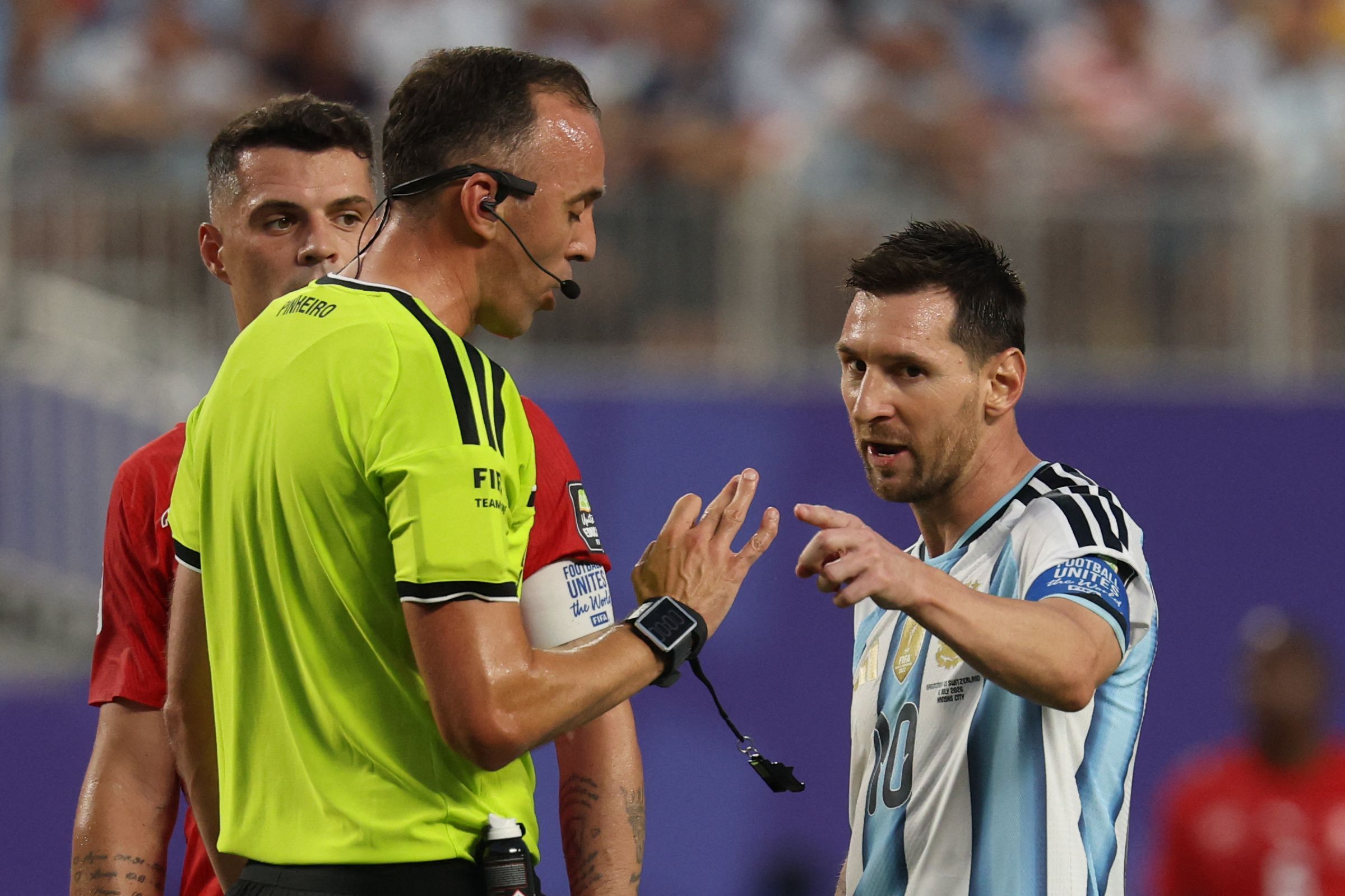 Argentiniens Superstar Lionel Messi im Gespräch mit Schiedsrichter João Pinheiro