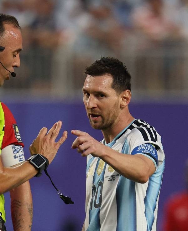 Argentiniens Superstar Lionel Messi im Gespräch mit Schiedsrichter João Pinheiro
