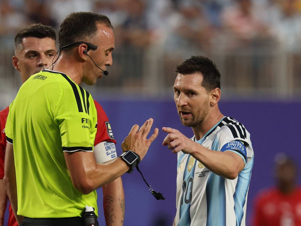Argentiniens Superstar Lionel Messi im Gespräch mit Schiedsrichter João Pinheiro