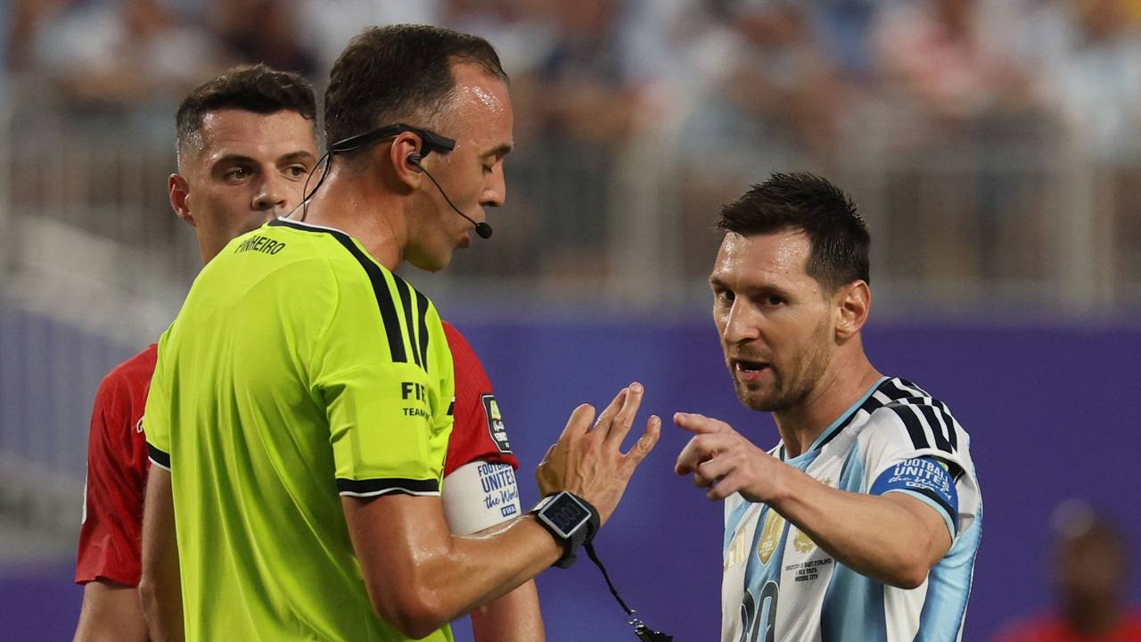 Argentiniens Superstar Lionel Messi im Gespräch mit Schiedsrichter João Pinheiro