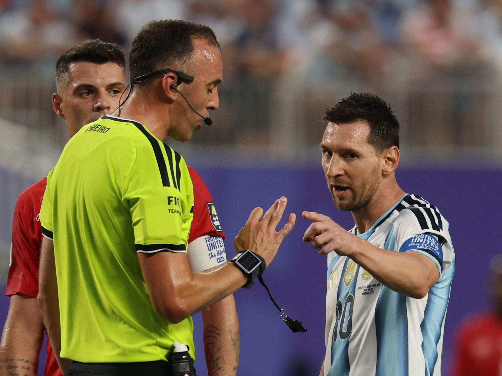Argentiniens Superstar Lionel Messi im Gespräch mit Schiedsrichter João Pinheiro