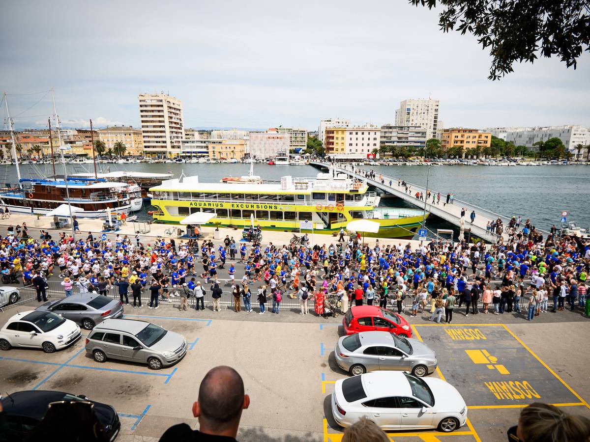 Blick auf den Hafen von Zadar in Kroatien (hier ein Archivbild, das ein Rennen zeigt): Ein deutscher Jetski-Influencer sorgte für einigen Wirbel mit einer gefährlichen Aktion im Hafen.