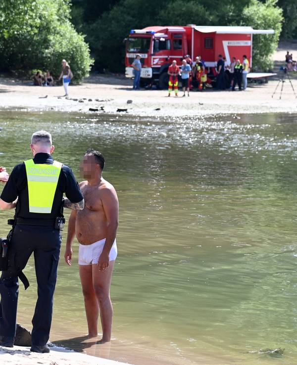 Das Ordnungsamt kontrolliert das Badeverbot im Rhein am Strand in Rodenkirchen (Archivbild).