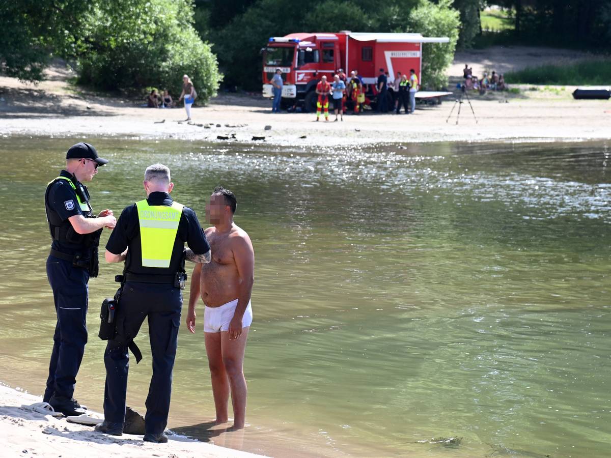 Das Ordnungsamt kontrolliert das Badeverbot im Rhein am Strand in Rodenkirchen (Archivbild).