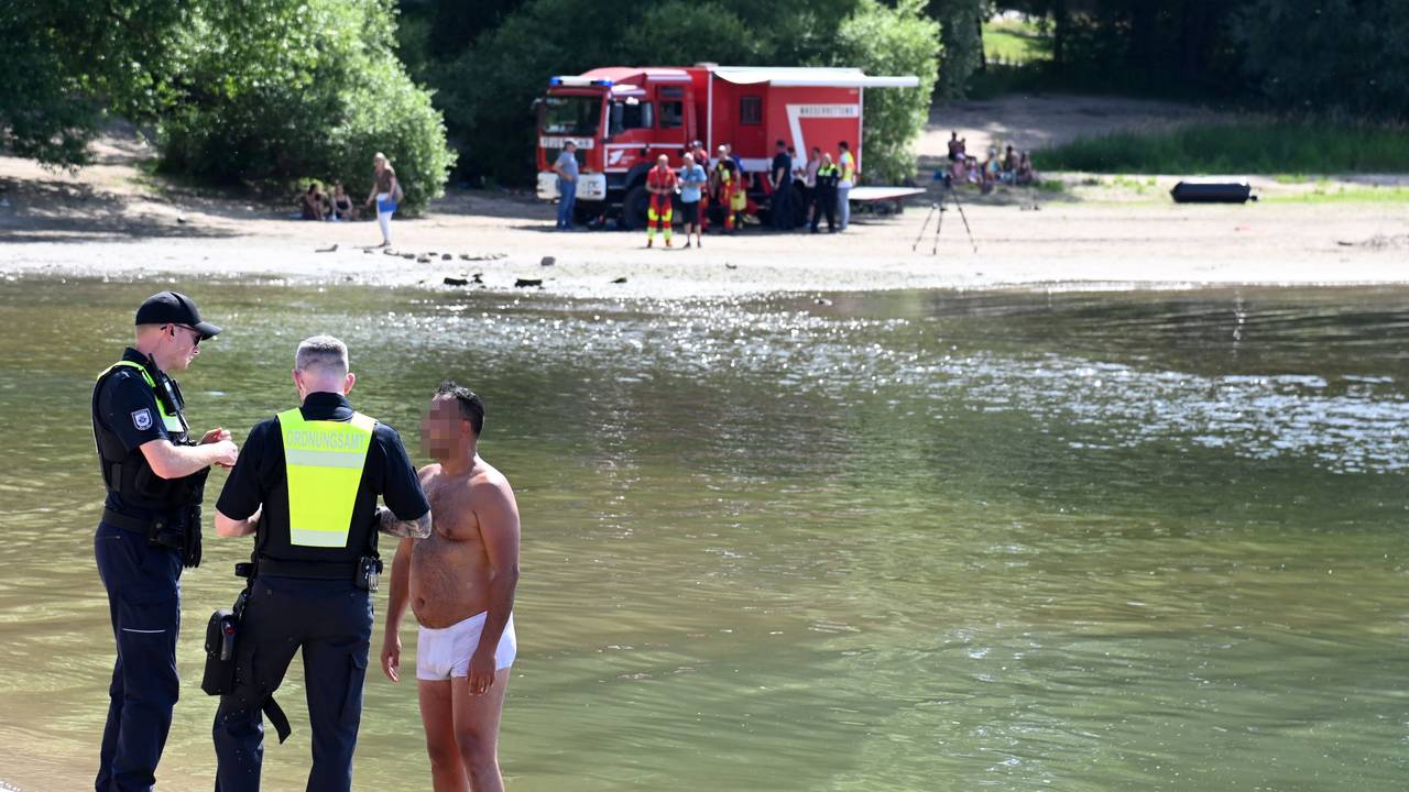Das Ordnungsamt kontrolliert das Badeverbot im Rhein am Strand in Rodenkirchen (Archivbild).