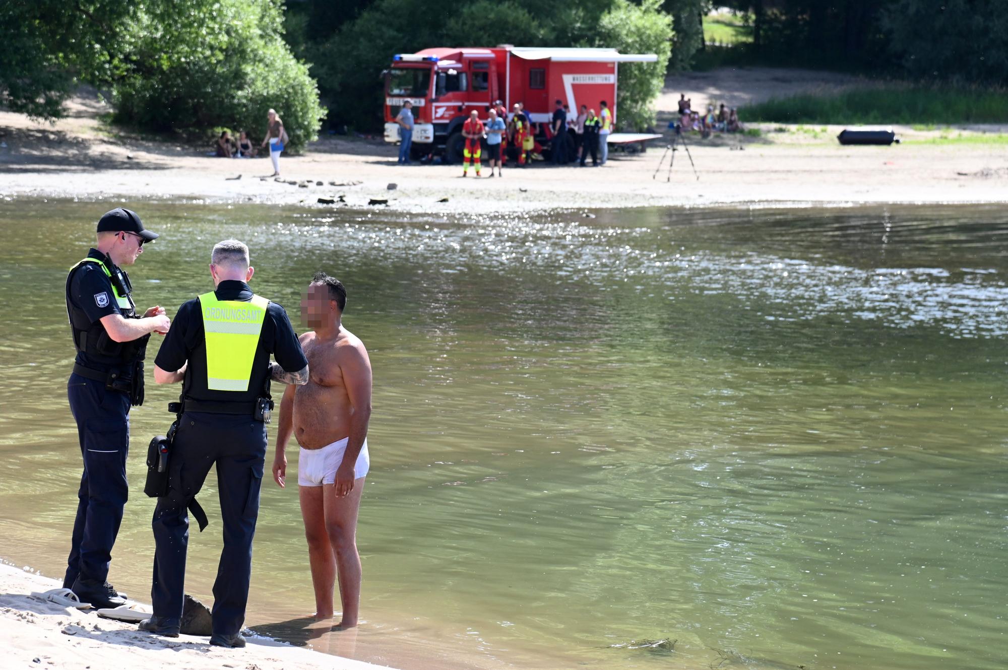 Das Ordnungsamt kontrolliert das Badeverbot im Rhein am Strand in Rodenkirchen (Archivbild).