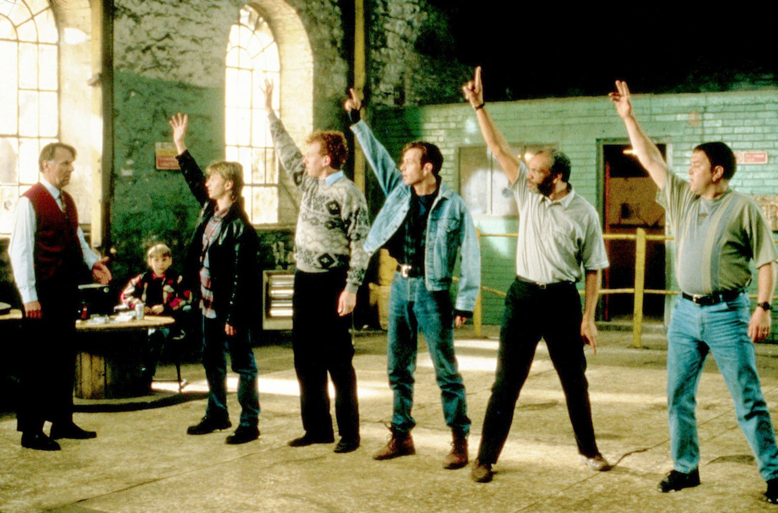 Unter Nathans (William Snape, zweiter von links) kritischen Augen versucht Ex-Vorarbeiter Gerald (Tom Wilkinson, links) Dave (Mark Addy, rechts), Horse (Paul Barber, zweiter von rechts), Guy (Hugo Speer, dritter von rechts), Lomper (Steve Huison, vierter von rechts) und Gaz (Robert Carlyle) ein paar Tanzschritte beizubringen. (Bild: 1997 20th Century Fox / John de Borman)