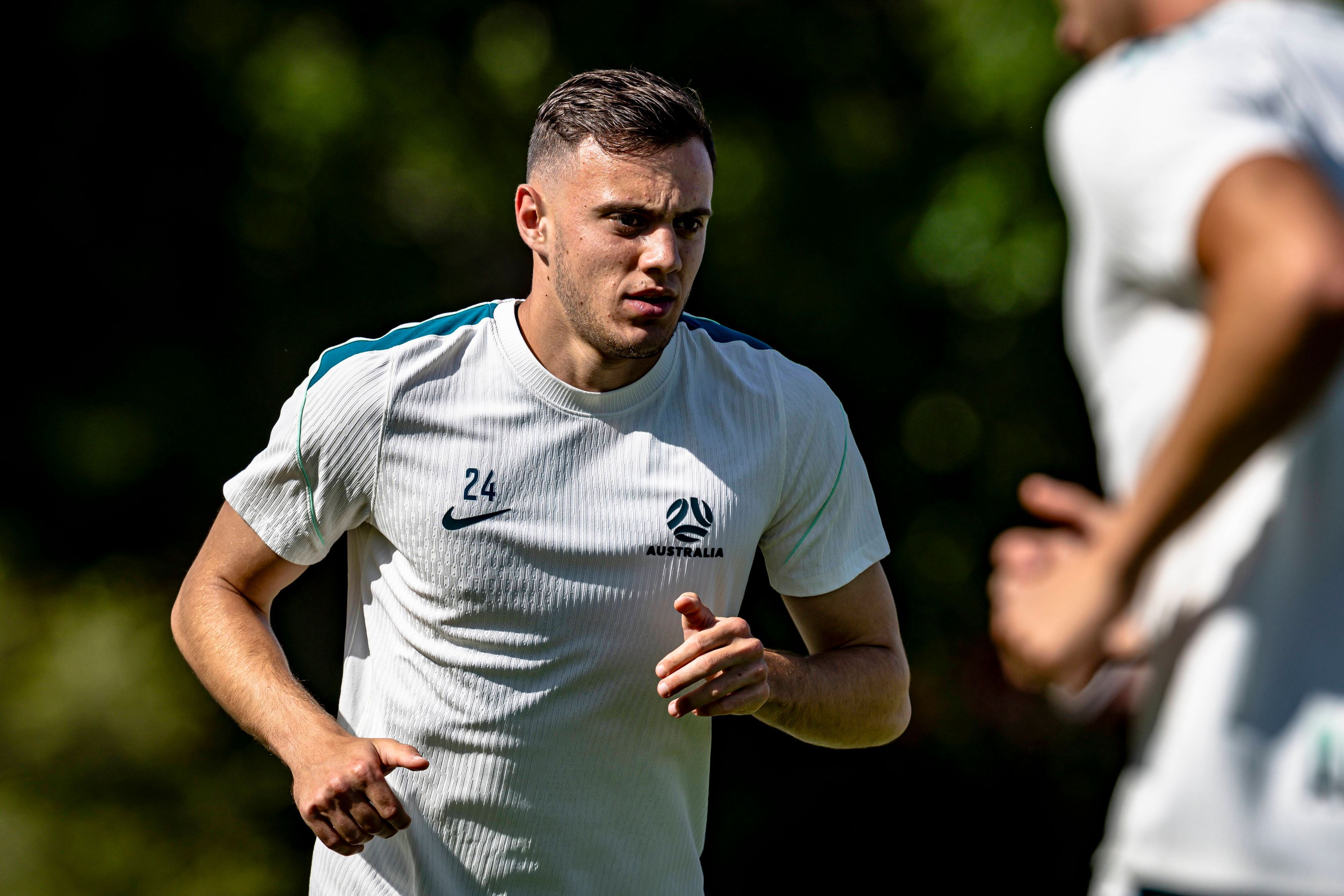 Paul Okon-Engstler beim Training mit der Nationalmannschaft Australiens.