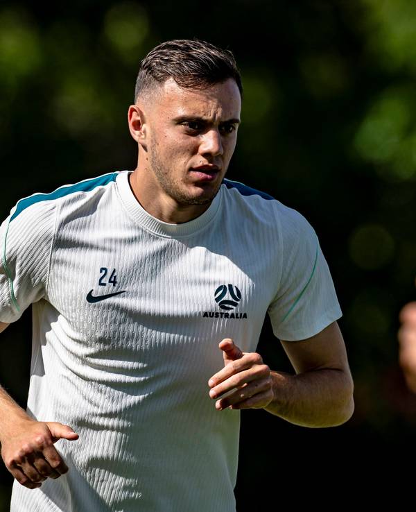 Paul Okon-Engstler beim Training mit der Nationalmannschaft Australiens.