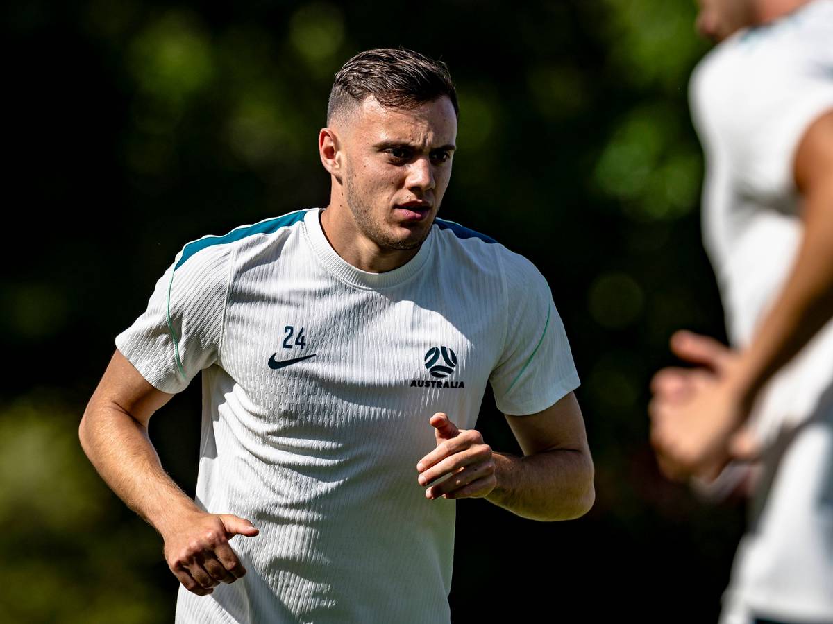 Paul Okon-Engstler beim Training mit der Nationalmannschaft Australiens.