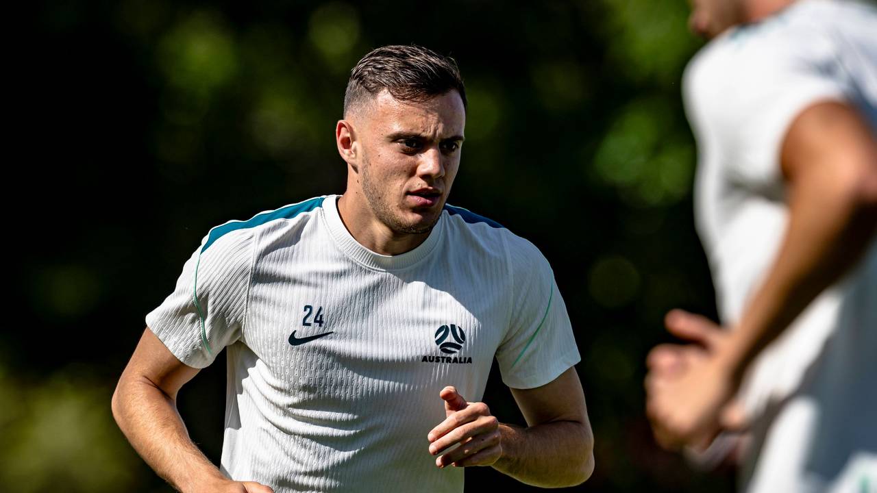 Paul Okon-Engstler beim Training mit der Nationalmannschaft Australiens.