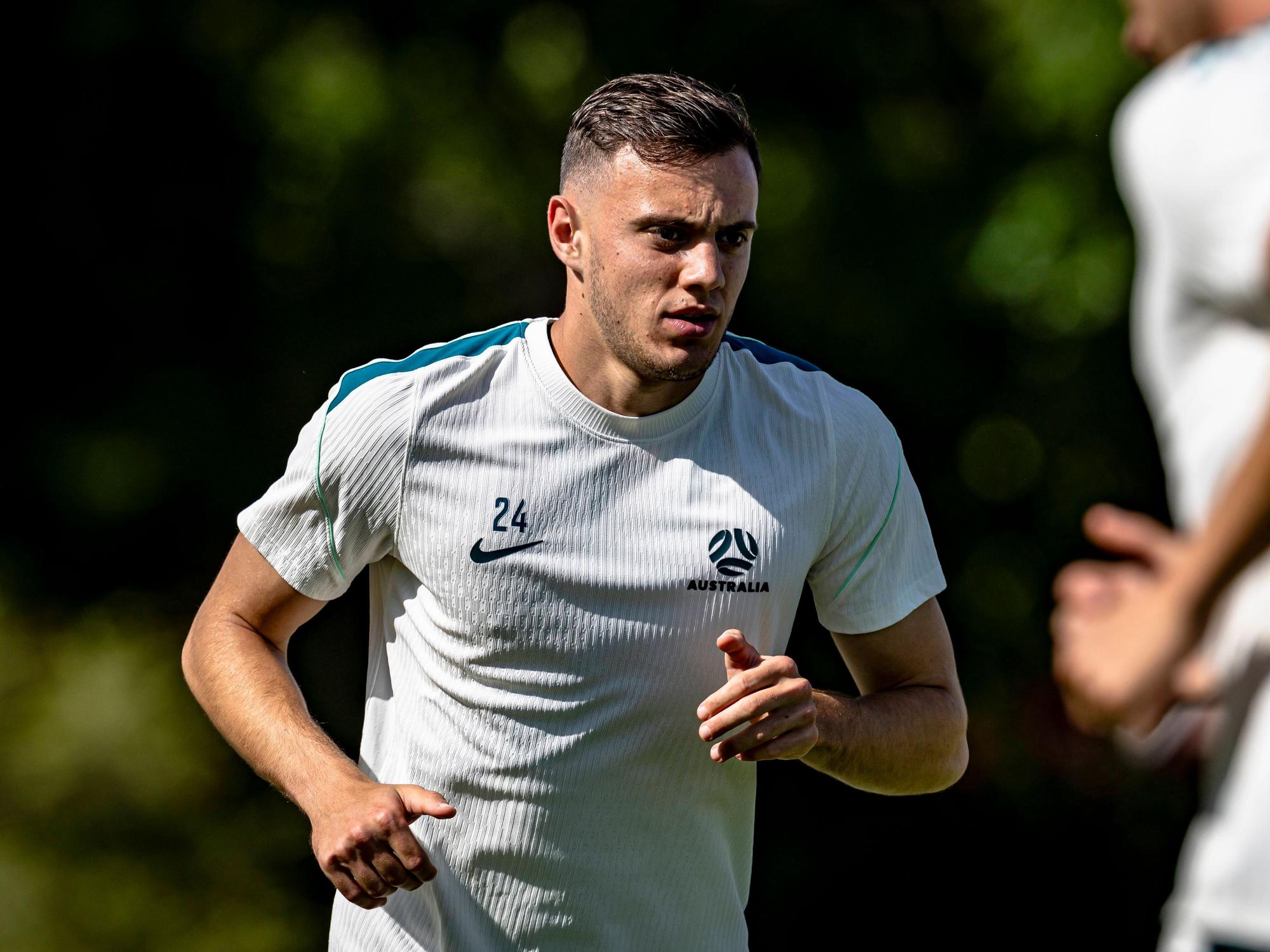 Paul Okon-Engstler beim Training mit der Nationalmannschaft Australiens.