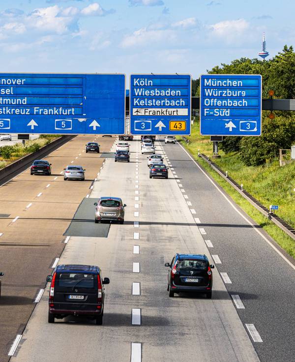 Nach einem Unfall auf der A3 bei Frankfurt mussten Feuerwehrleute lebende Fische von der Fahrbahn retten (Symbolbild).