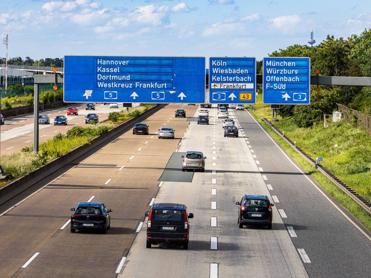 Nach einem Unfall auf der A3 bei Frankfurt mussten Feuerwehrleute lebende Fische von der Fahrbahn retten (Symbolbild).