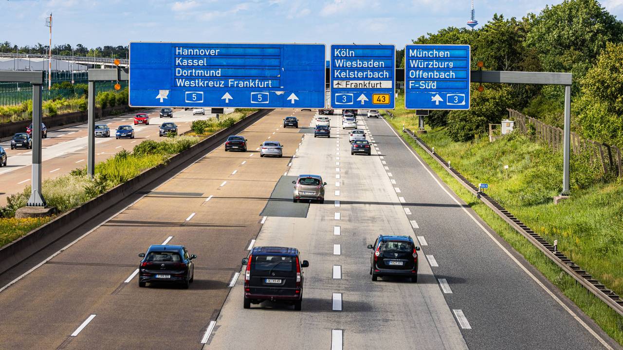 Nach einem Unfall auf der A3 bei Frankfurt mussten Feuerwehrleute lebende Fische von der Fahrbahn retten (Symbolbild).
