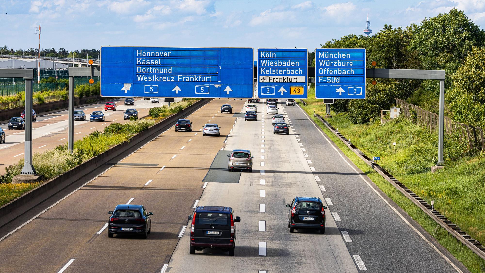 Nach einem Unfall auf der A3 bei Frankfurt mussten Feuerwehrleute lebende Fische von der Fahrbahn retten (Symbolbild).