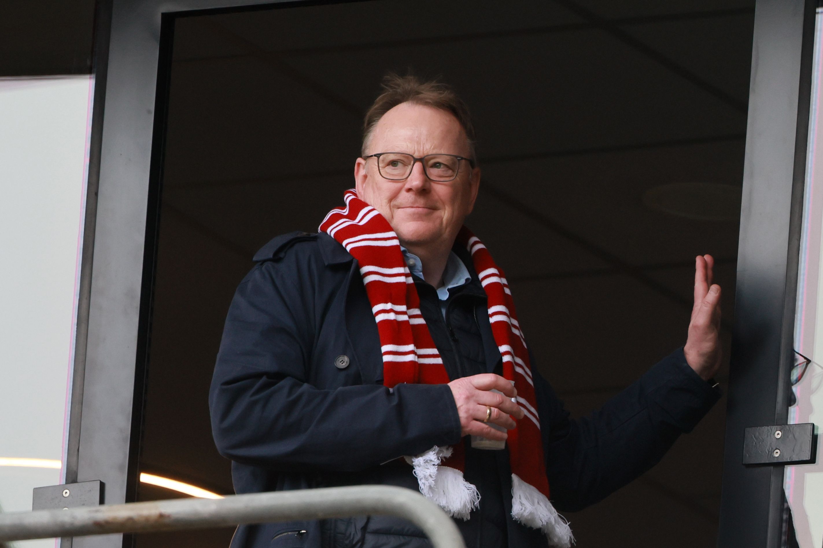 1. FC Köln gegen FC Augsburg im Oktober 2025: Kölns Oberbürgermeister Torsten Burmester aufd er Tribüne.