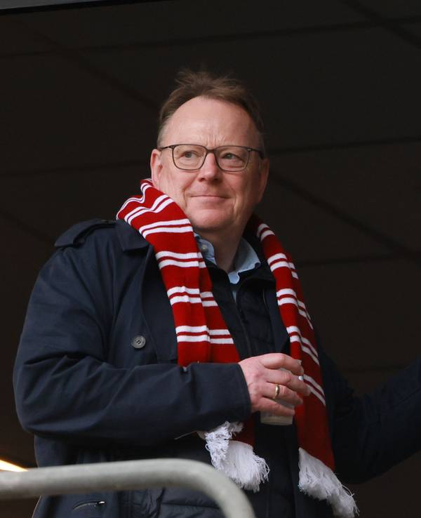 1. FC Köln gegen FC Augsburg im Oktober 2025: Kölns Oberbürgermeister Torsten Burmester aufd er Tribüne.